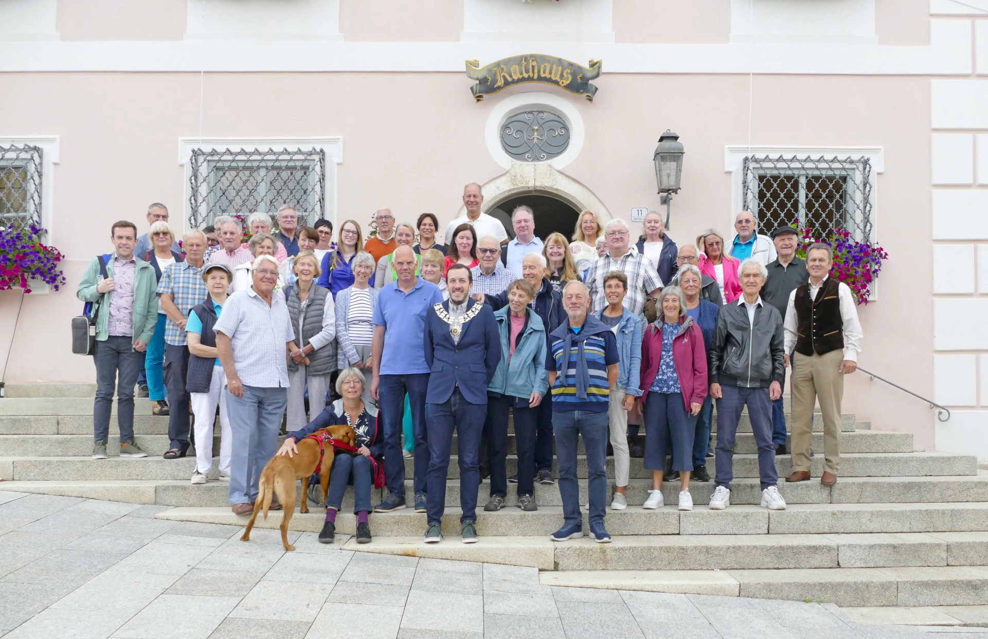 Gäste und gastgeber vor dem Gredinger Rathaus 2023 Brentwoodbesuch Greding